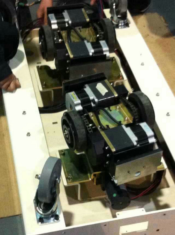 AGV是无人搬运车(Automated Guided Vehicle)的英文缩写。具有电磁或光学等自动导引装置,能够沿规定的导引路径行驶到目标位置,并且自带电池作为能源,能实时监控电池状态,能够自动回充电站充电。是智能工厂不可缺少的装载设备。 步科方案: AGV小车多数采用铅酸电池或者锂电池作为动力电源,考虑电池体积以及电机制造工艺,小载重车多数以DC48V作为供电电源,而重载车(如载重1吨以上的车)多数采用DC300V或者DC500V作为供电电源。由于采用电池供电,这就要求动力驱动装置必须具有直流输入